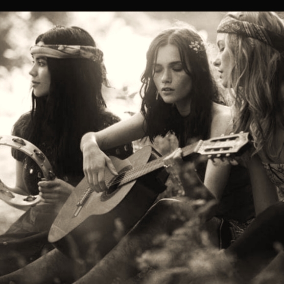 Meet your Posher, Caroline - Picture 1 of 2